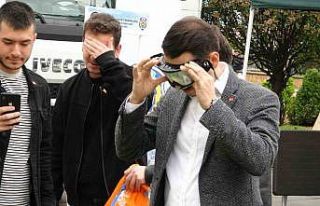 Alkolün etkisini taktıkları gözlükte yaşadılar