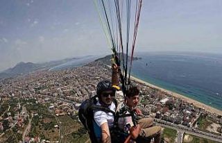 ALKÜ’lü gençler Türk bayrağını 10 ayrı şehrin...