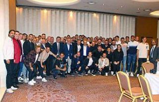 Altaylı oyuncular, sezonun mutluluk yemeğinde bir...