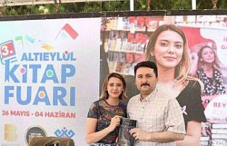 Altıeylül Kitap Fuarında yazarlara büyük ilgi
