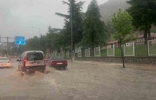 Amasya’da sağanak yolları dereye çevirdi, vatandaşlar...