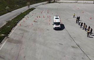 Ambulans sürücüleri parkurda ter döktü