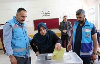 Ambulansla taşınan hastalar sandık başına gitti