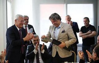 Anık’tan AK Parti’li Şanlı’ya kravat jesti