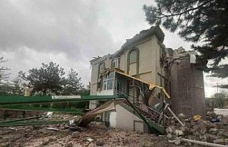 Ankara’da etkili olan fırtınada 2 caminin minaresi...