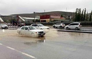 Ankara’da şiddetli yağış sürücülere ve vatandaşlara...