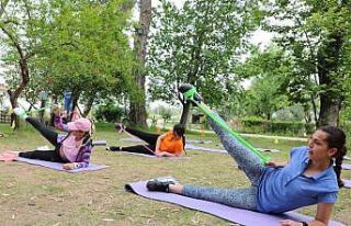 Anne ve çocuklar Zeytinpark’ta spor yaptı