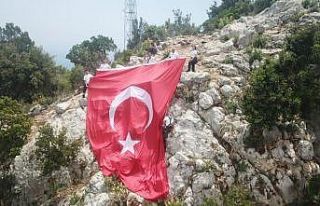Antalya’da 100 metrelik uçurumda Türk bayrağı...
