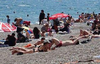 Antalya’da aynı anda hem karla mücadele hem deniz...