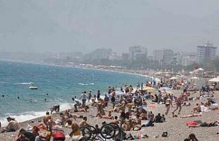 Antalya’da oyunu kullanan denize koştu