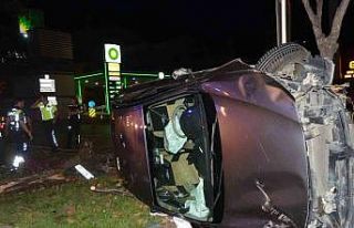 Antalya’da refüje çıkan otomobil takla attı:...