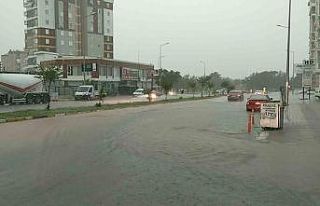 Antalya’da sağanak hayatı felç etti, araçlar...