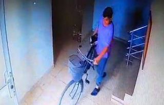 Apartmana giren şüpheliler bisikletleri çaldı,...