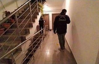 Apartmana girip evin kapısını kurşunladılar