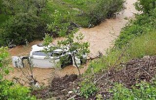 Araç dereye uçtu: 3 yaralı