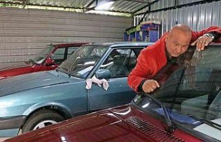 Araçlarına toz kondurmuyor, ayakkabısını çıkarıp...