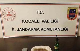 Araçlarında uyuşturucu bulunan 3 şüpheliye gözaltı