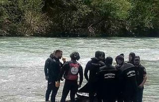 Araçlarıyla Munzur çayına düşerek kaybolan gençlerden...