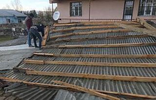 Ardahan’da kuvvetli rüzgâr çatıları uçurdu