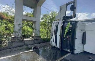 Arnavutköy’de kontrolden çıkan kamyon yan yattı