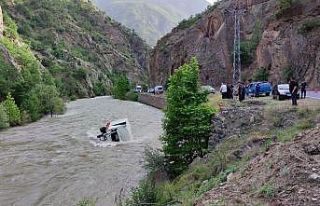 Artvin’de nehre düşen kamyonetin sürücüsünü...