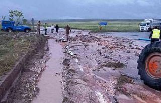 Aşırı yağış nedeniyle kapatılan yol, trafiğe...
