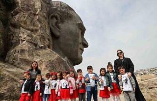 Atatürk fotoğrafları sergisinin minik ziyaretçileri