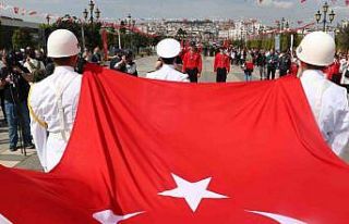 Atatürk’ü temsil eden bayrak karaya çıktı