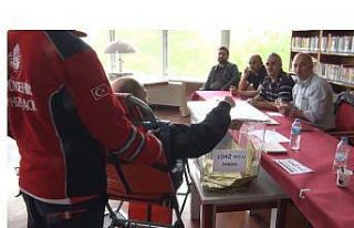 Ayağı kesilen adam oy kullanmaya tekerlekli sandalyeyle...