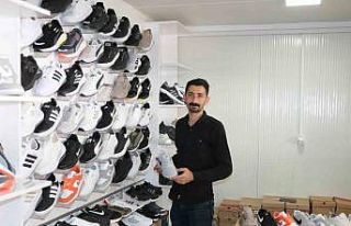 Ayakkabıcı esnafı konteyner çarşıda mesaiye...
