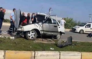 Aydınlatma direğine çarpan otomobil hurdaya döndü:...