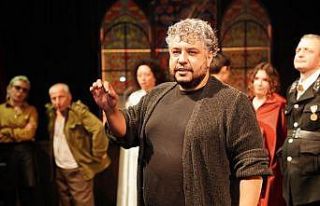 Ayvalık Belediye Tiyatrosu iki ödül birden kazandı