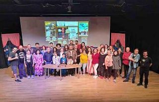 Ayvalık Belediye Tiyatrosu ödüle doymuyor