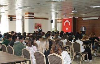 Ayvalık’ta akademisyenler öğrencilerle derste...