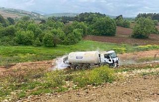 Azot yüklü kamyon şarampole devrildi
