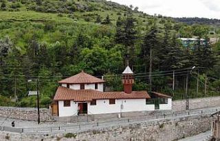 Babasının vasiyetiyle 8 asırlık caminin çevresini...