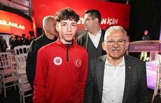 Bakan Akar ile gençlerle buluşan Başkan Büyükkılıç’tan...