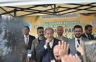 Bakan Akar’a vatandaşlardan yoğun ilgi