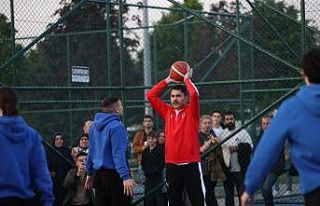 Bakan Kurum gençlerle basketbol oynadı