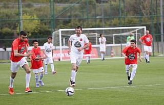 Bakan Kurum ve afetzede çocuklar ünlü isimlerle...