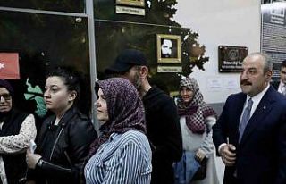 Bakan Varank oy kullanmak için 45 dakika sıra bekledi