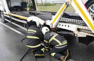 Balataları yanan otomobil yüklü tıra itfaiye müdahale...