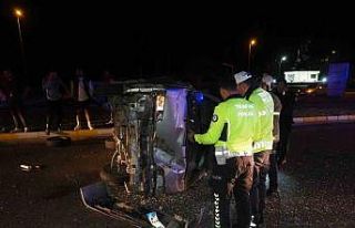 Balıkesir’de elektrik direğine çarparak takla...