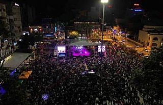 Balıkesir’de gençler konserlere akın etti