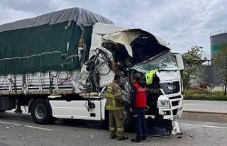 Bandırma-Çanakkale karayolunda 2 tır kaza yaptı