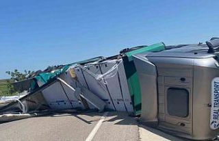 Bandırma-Çanakkale karayolunda tır devrildi: 1...