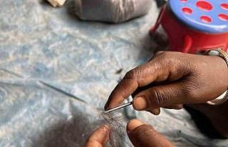 Bangladeşli kadınlar günlük 50 takaya çalışıp...