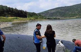 Barajdaki su yüzeyinin siyah renge bürünmesi vatandaşları...