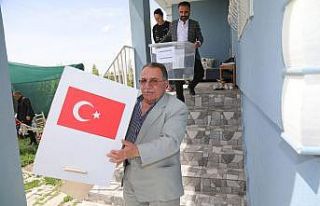 Başkale’de hasta ve engelli seçmen seyyar sandıkta...