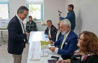 Başkan Ataç eşi ve kızı ile birlikte sandık...